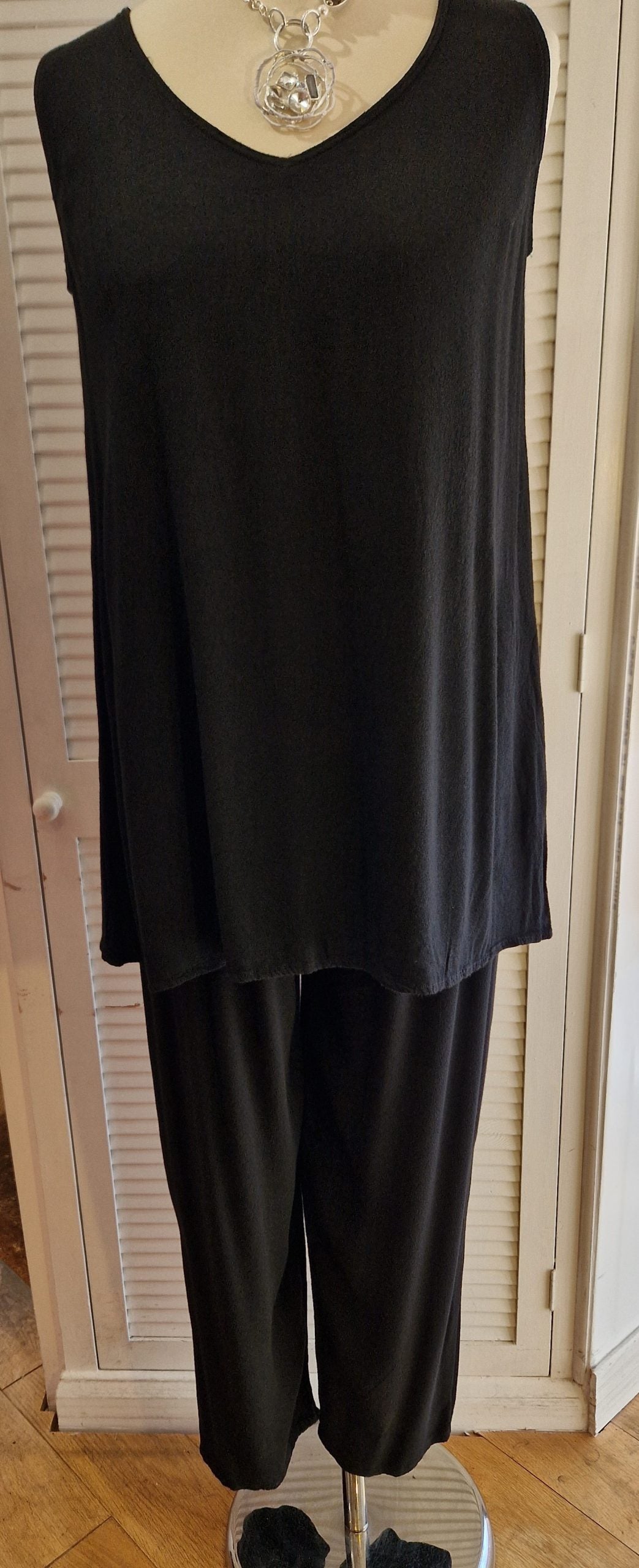 Xtra Belladonna V neck vest - Black