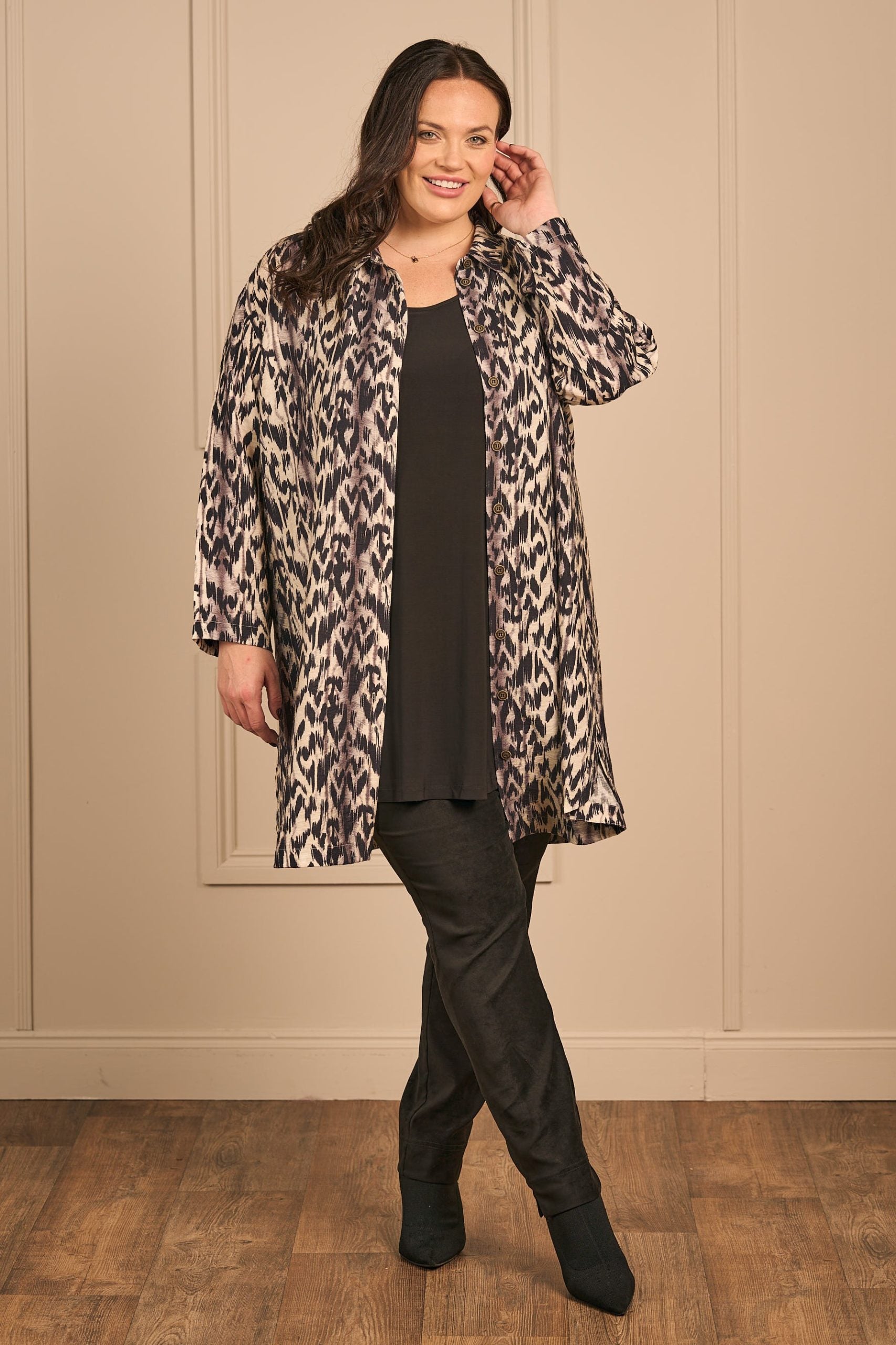 Our fabulous model, Zhana Paton, is wearing Ciso print shirt in black and white for Froxx Clothing plus size specialists