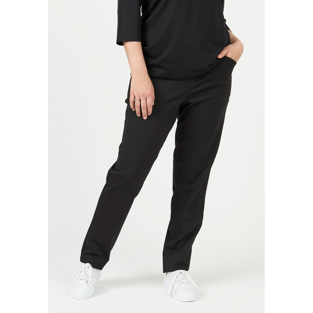 Model is wearing Liv trousers in black by Pont Neuf for Froxx CLothing plus sizes