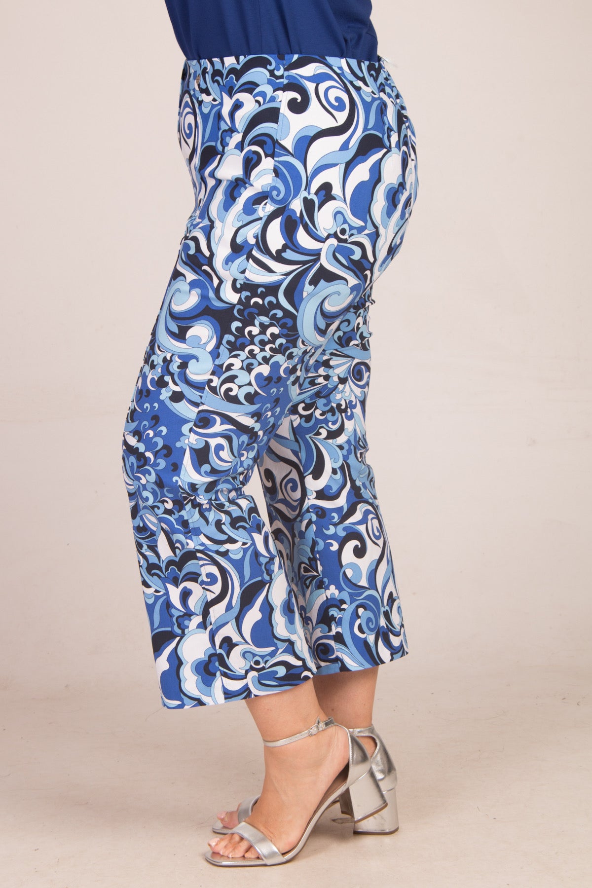 OUr model is wearing Robell Joella 7/8 retro bootlegs in blue for Froxx Clothing plus sizes