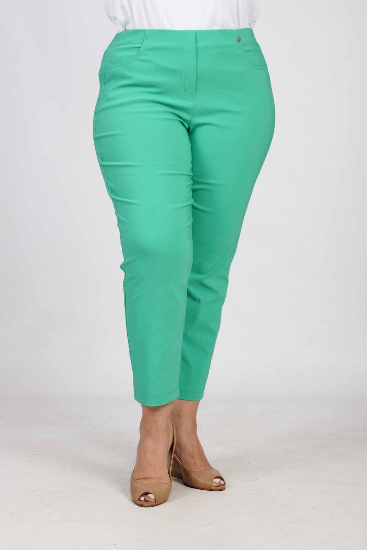 Model is wearing Robell Bella stretch pocket crops in grass green for Froxx Clothing plus sizes