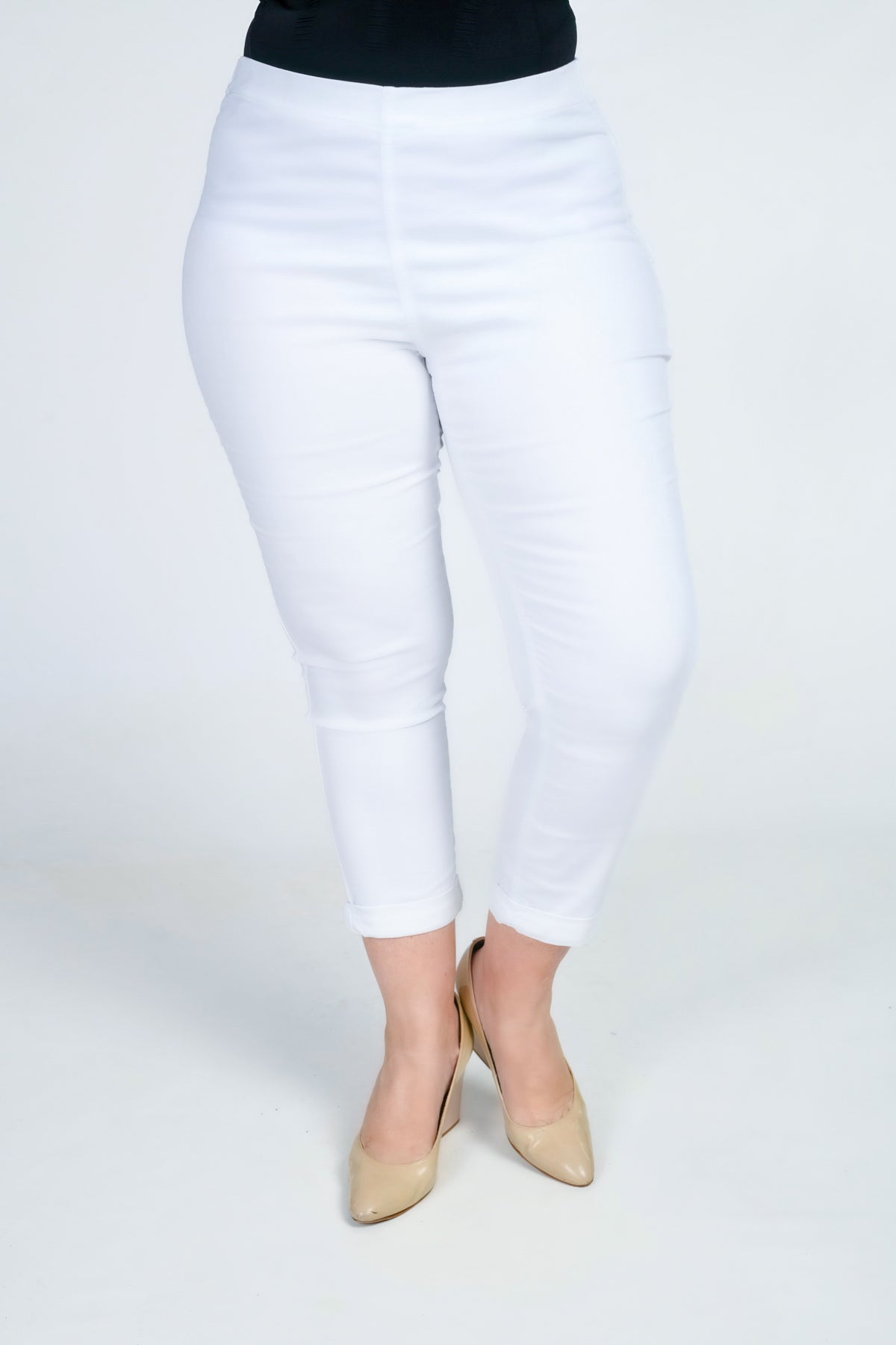 Model is wearing Doris Streich cropped jeans in white for plus sizes