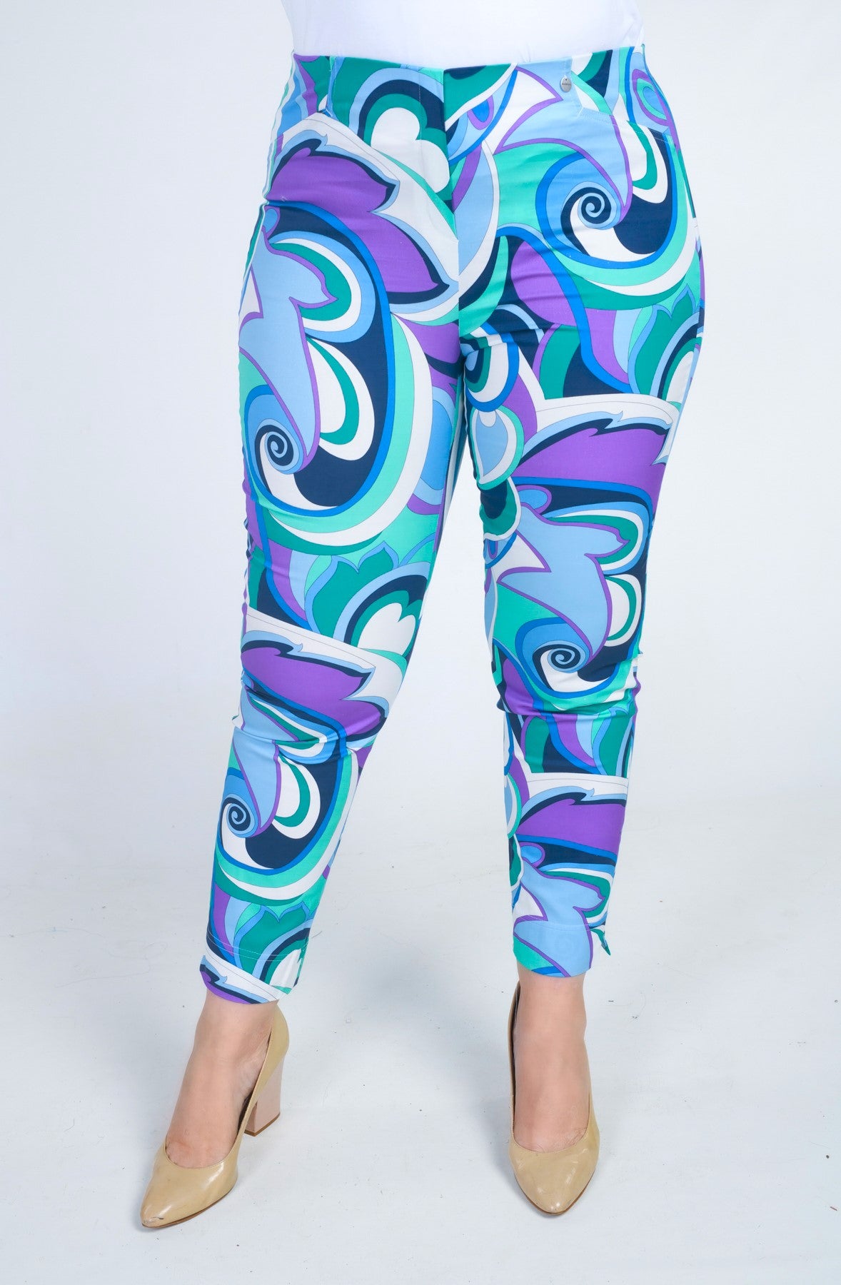 Model is wearing Robell Marie retro crops for plus sizes