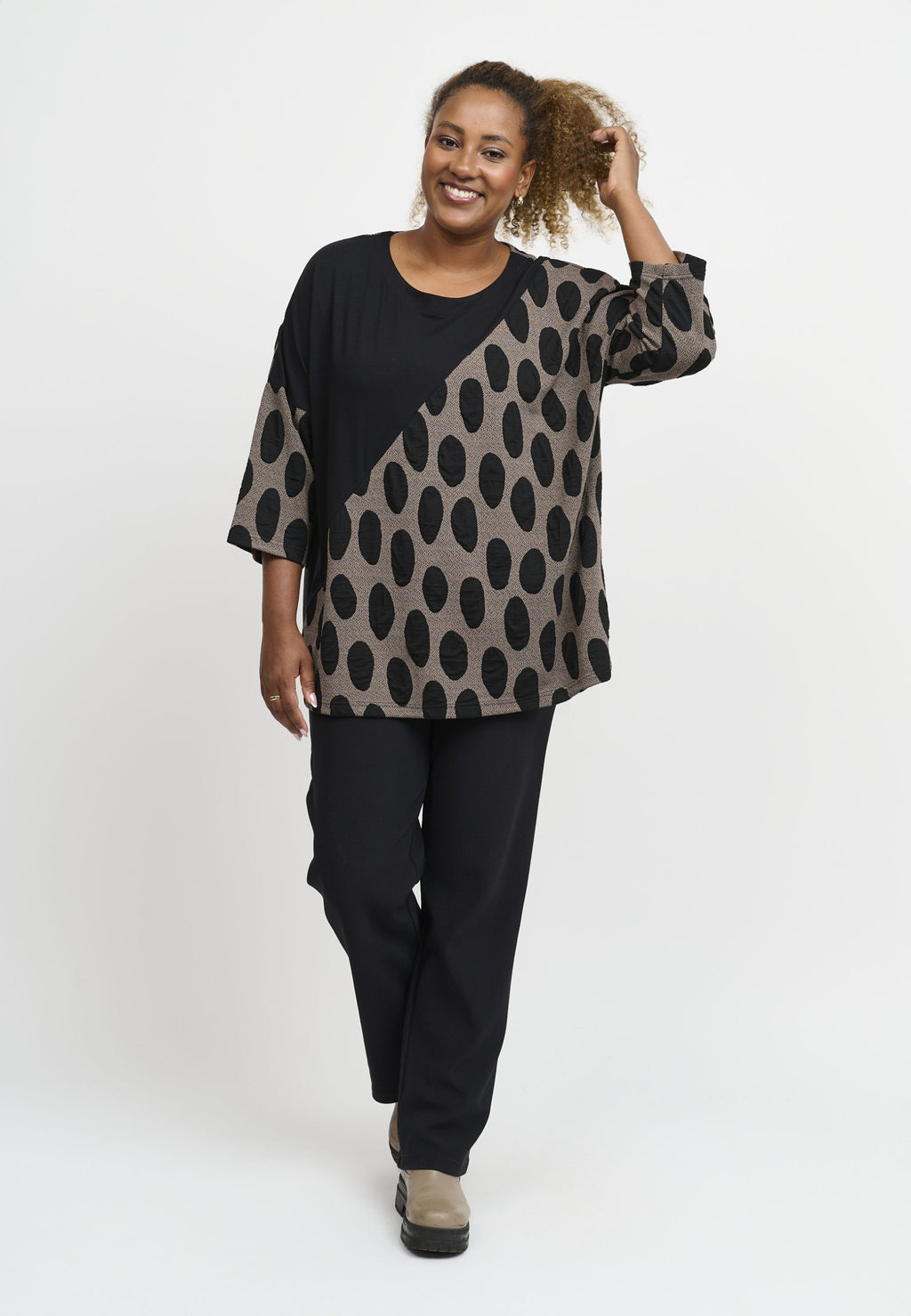 Our model is wearing Pont Neuf Jamina block top in taupe for Froxx CLothing plus sizes