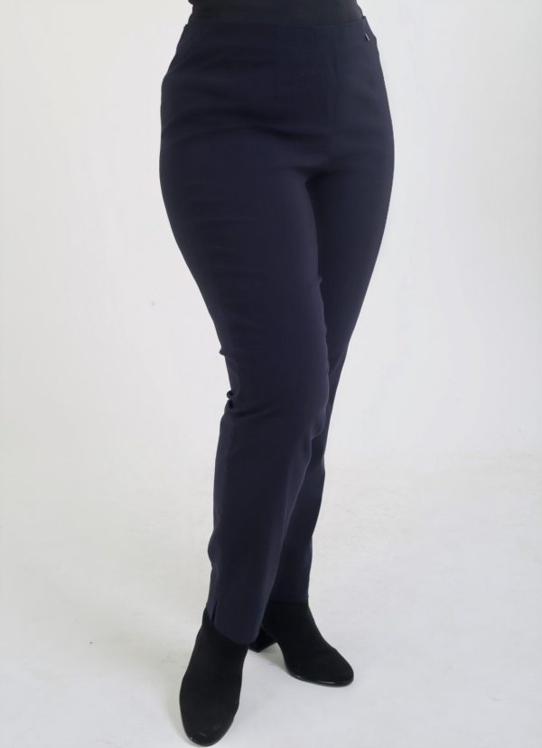 Woman is wearing Robell Marie fleece lined trousers thermal in Navy