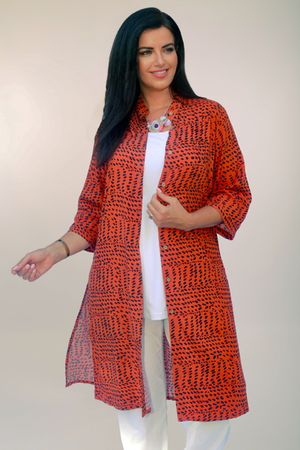 Woman is wearing Tara Vao Hilda Nehru jacket in cinnamon