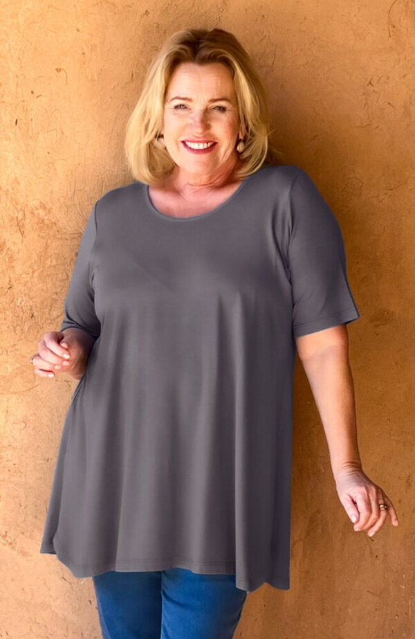model is wearing Kasbah Tuscany jersey tee in slate for Froxx Clothing plus sizes
