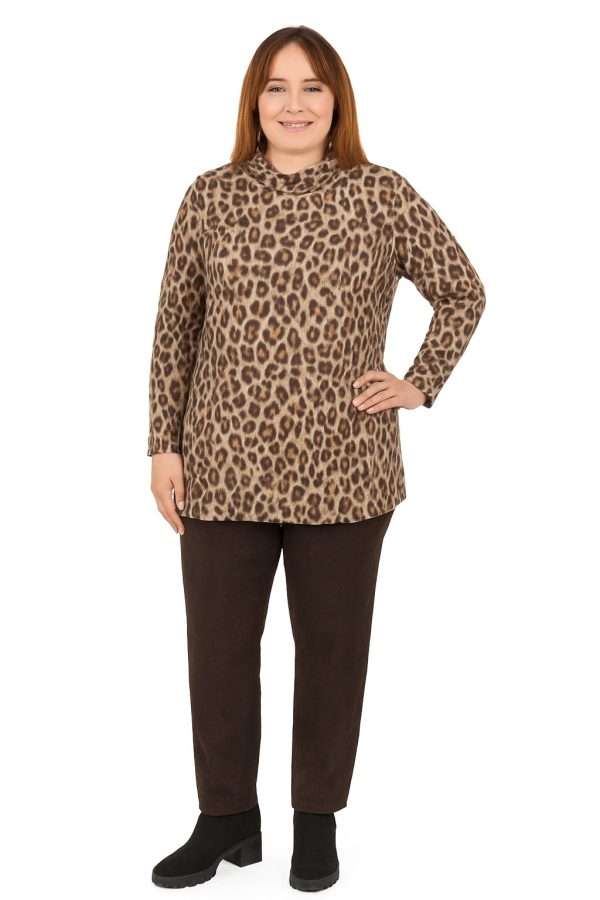 Our model is wearing Mona Lisa faux leather trousers in black for Froxx CLothing