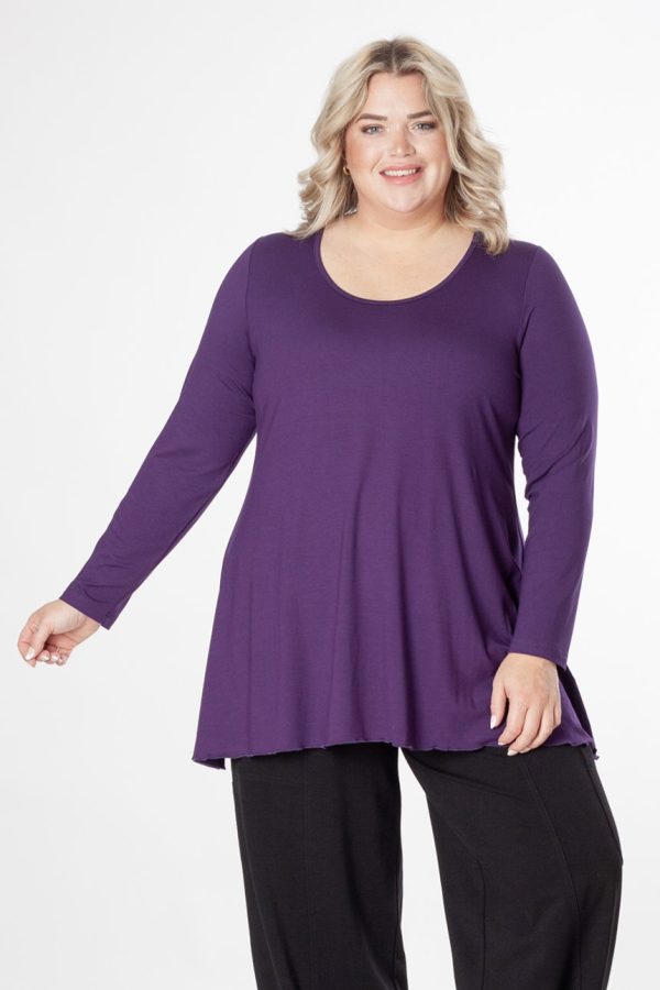 Our Exelle model is wearing Exelle Saskatol jersey tee in purple for plus size specialists Froxx Clothing
