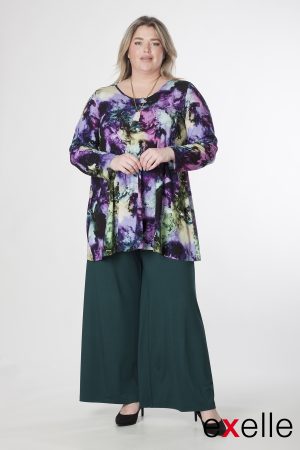 Our Exelle model is wearing Exelle Trozoni jersey print tee in purple for Froxx CLothing who specialise in plus sizes