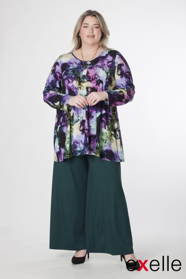 Our Exelle model is wearing Exelle Trozoni jersey print tee in purple for Froxx CLothing who specialise in plus sizes