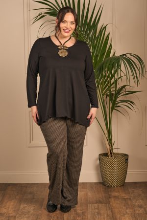 OUr model is wearing Robell Britt dog tooth palazzo trousers in chocolate for Froxx Clothing plus sizes